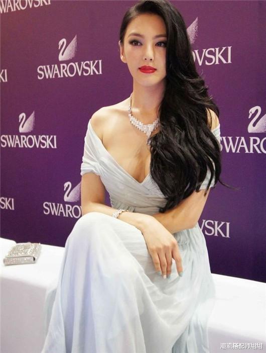 潮流搭配师甜甜 张雨绮的身材一般人比不过，裙子都快挂不住了，真为她捏把汗