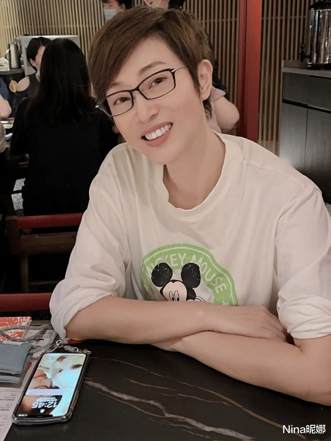 减肥方法|陈法蓉深夜携闺蜜聚餐放毒，穿100块T恤太低调，戴眼镜剪短发好文艺
