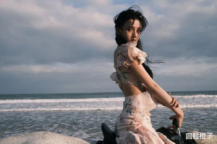 李子柒|宋祖儿大晒骑马美照！身骑白马如出逃公主，浓眉大眼五官太优越了