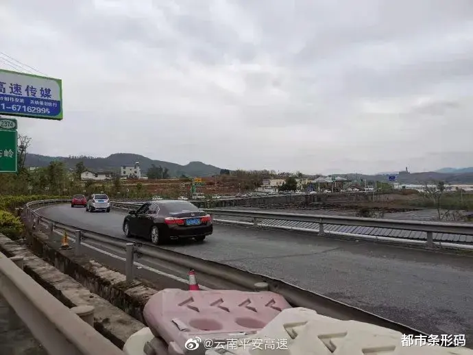 都市条形码 小长假返程高峰遇到阴雨连绵！部分高速收费站采取限流措施