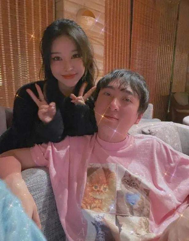 辛芷蕾|王思聪三亚庆祝34岁生日，排场比往年低调很多，五位美女环绕四周