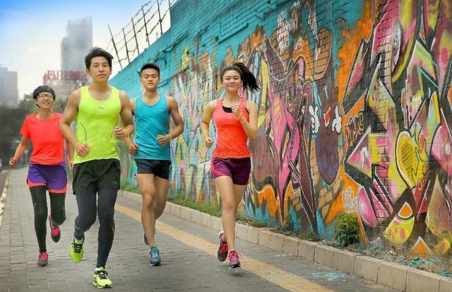 跑步|早上跑步半小时,与晚上跑步一小时,有什么区别?很多人或有误解
