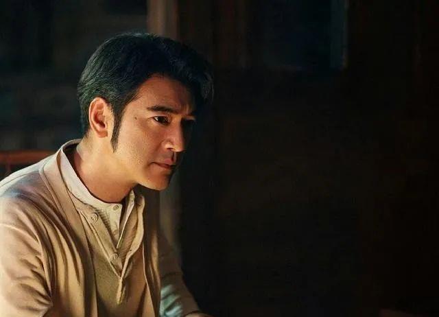 街拍|亚洲十大男神近况，郭富城一家四口甜蜜过节、周润发餐馆独自吃饭