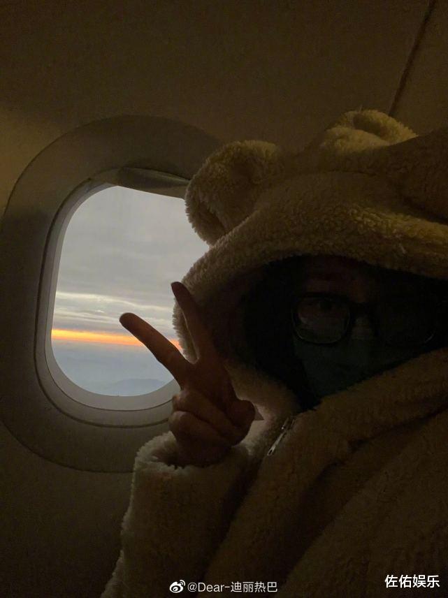 迪丽热巴|迪丽热巴分享飞机上小熊衣服自拍，对着镜头比耶超可爱