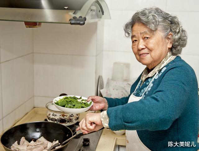 陈大美妮儿|“求求你，别赶我走”，老年二婚，女方太卑微：没退休金，没法子