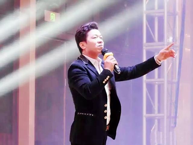 |55岁歌手陈星连麦直播输网红,因人气低迷差点落泪,曾创作经典歌曲《流浪歌》