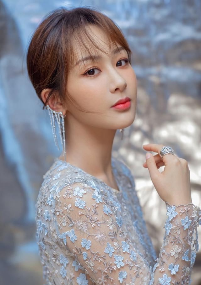 杨紫|杨紫真的是越来越美，穿花瓣裙配马尾清新脱俗，这才是少女的模样