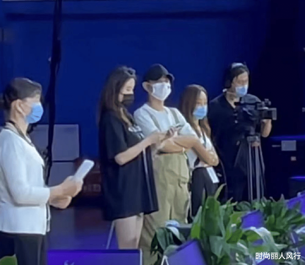 时尚丽人风行|文章女友惊艳亮相！比马伊琍美太多，穿长T恤看爱马比赛长腿吸睛