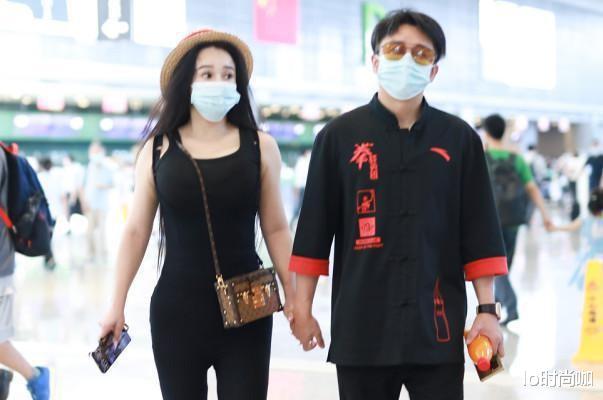 lo时尚咖|“拳王娇妻”冉莹颖身材有肉感，和老公牵手尽显甜蜜，人生赢家