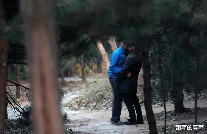 56岁大妈公园躺石做热疗,睡着被人猥亵,报警抓到竟是个23岁小伙