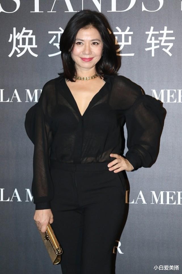 小白爱美搭|钟楚红60多岁还这么有气场,长相仍然很精致,笑起来真是太温柔了