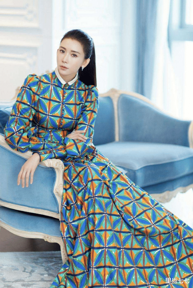 林志玲|林志玲夫妇走机场，她婚后打扮成日本贵妇，小7岁日本老公扮酷