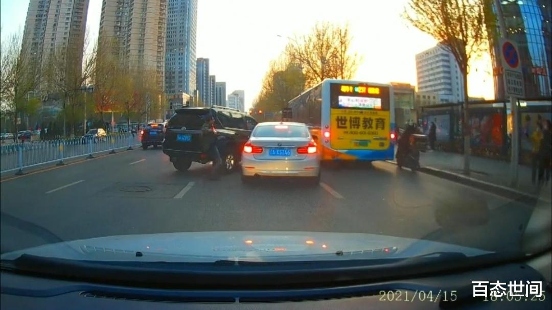 百态世间 沈阳霸道与宝马开斗气车，霸道车主故意撞击宝马，宝马车主秒怂