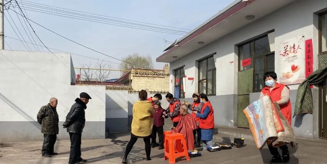 介休贴吧 第58个雷锋纪念日，介休红马甲用行动传承雷锋精神