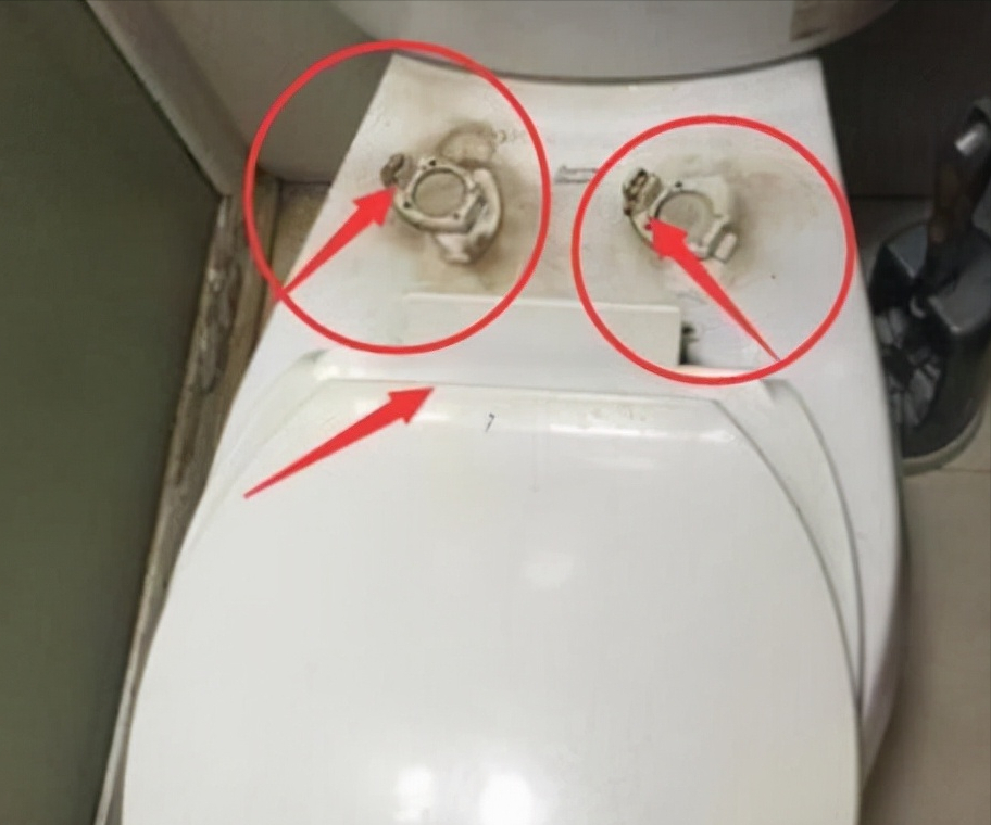 上完厕所，马桶盖关上还是打开？搞错了，难怪马桶又臭又黄