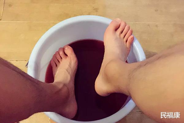 山楂|为什么一到冬季手、脚、唇容易起皮干裂？缓解的方法，可要学会了