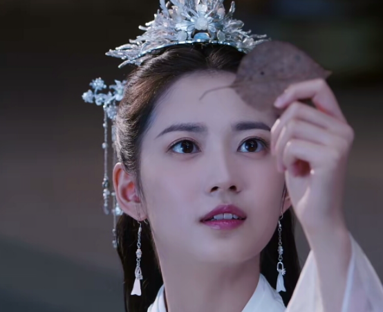 李易峰|《隐秘而伟大》爆火后，李易峰又有一剧来袭，看清女主我愣住了