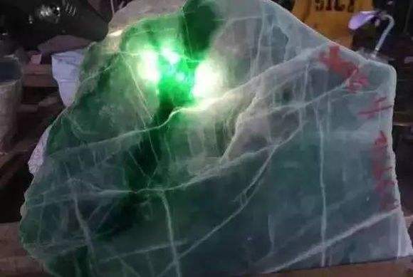 翡翠|一刀切出「一线天」，拍得1.29亿并成为翡翠标王！它凭什么？