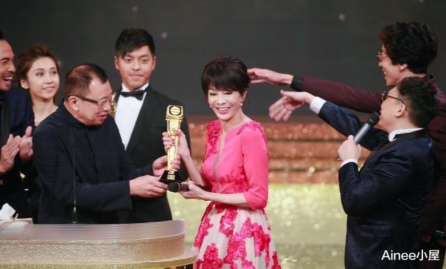 Ainee小屋 郑裕玲没把年龄放在心上，礼裙都选芭比粉的，衬托出白皙肤色