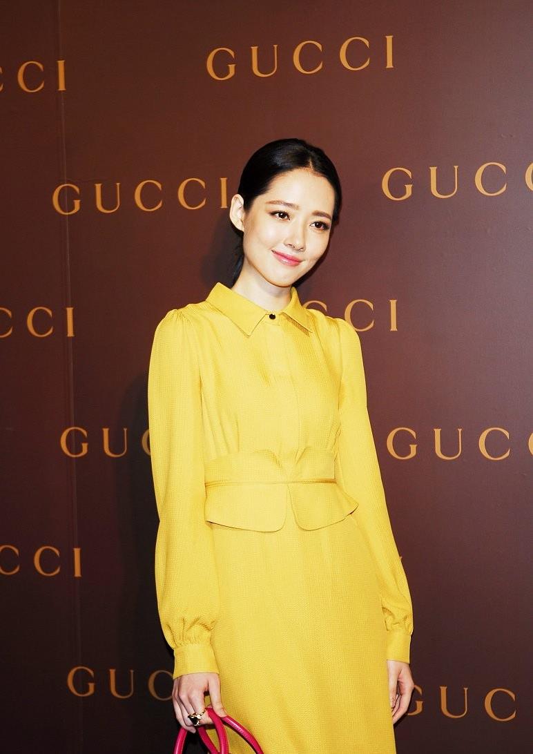 霍思燕|碧婷凭虽然是“阔太”但穿衣低调，小黄裙配低马尾，美得清新脱俗