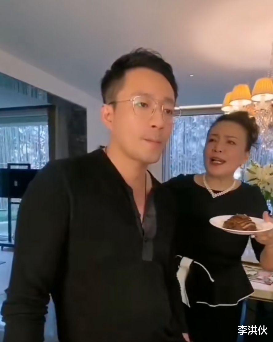 |张兰也绷不住了！网友向她询问张颖颖下落，怒气回怼：找你爸去了