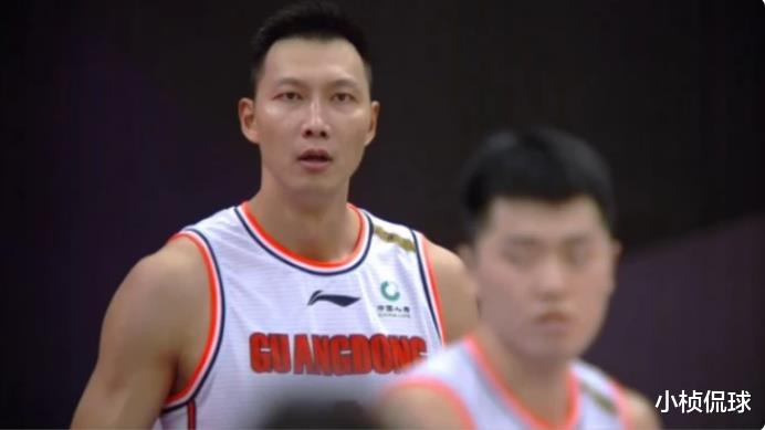 广东男篮|苏伟摔倒反被吹犯规，易建联再次发怒大吼队友，广东队半场输13分