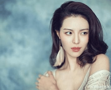 久经风霜的脸庞|冯小刚把她捧红后,成龙和洪金宝也接连捧她,优秀