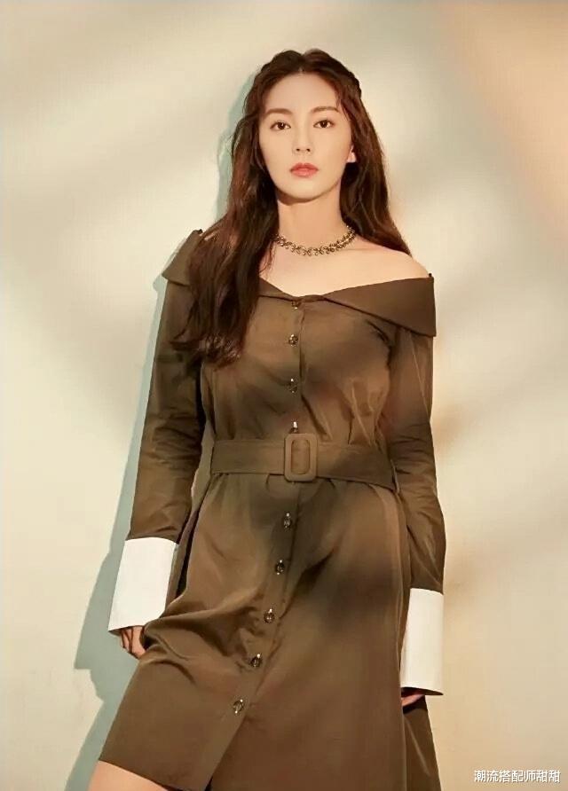 潮流搭配师甜甜 张雨绮的身材一般人比不过，裙子都快挂不住了，真为她捏把汗