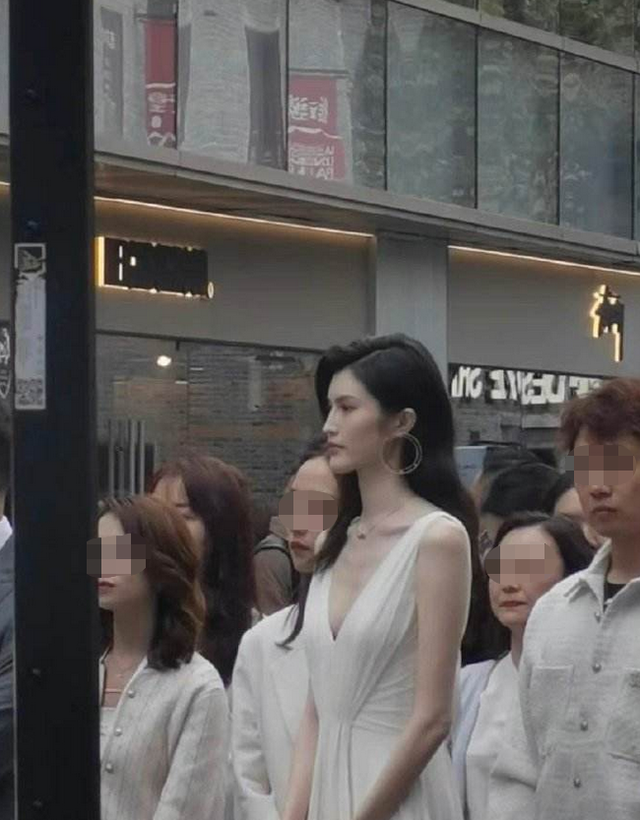 刘涛|43岁刘涛出席活动太惊艳！穿一字肩身材丰腴，乘电梯飞吻白到反光