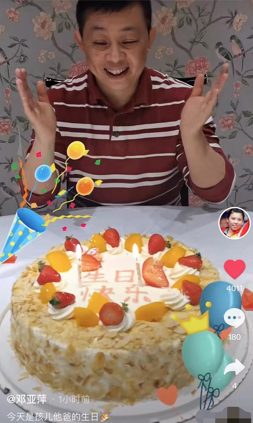 |邓亚萍晒全家福为老公庆生！夫妻搂肩太甜蜜，儿子帅气魁梧更像爸