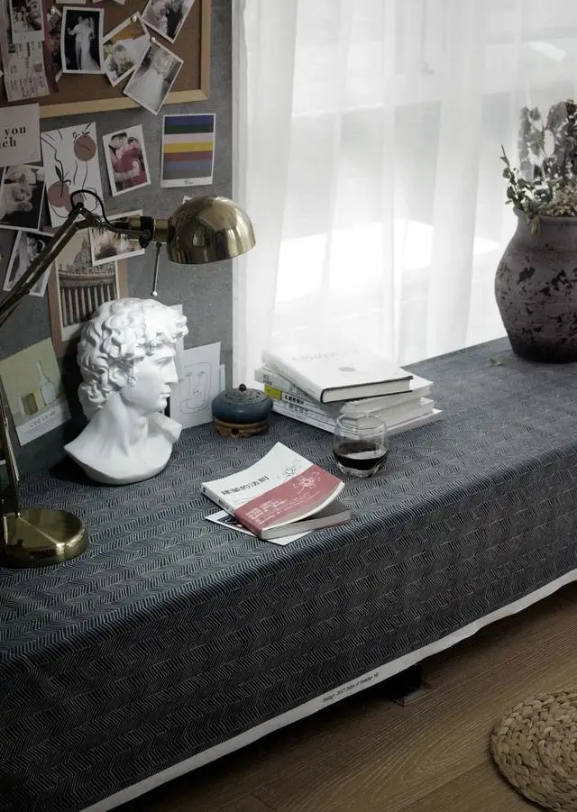 70㎡轻奢北欧2室2厅，舒适与优雅兼备，灰白基调+墨绿色软装！