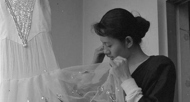 杨丽萍|杨丽萍为何十年不摘帽子？本以为是造型，结果摘下帽子后令人心疼