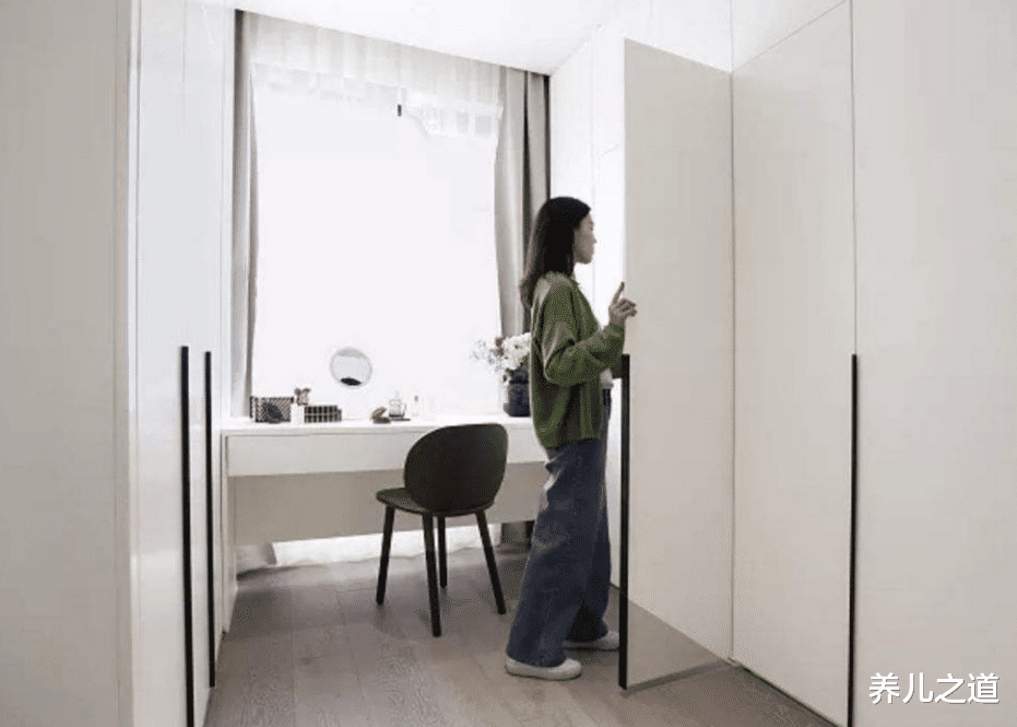 养儿之道|“当娃面换衣服”改了，带娃进异性厕所却盛行，专家分析遭批评