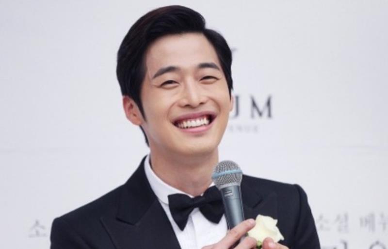 关晓彤|“微笑天使”金载沅，抱着儿子笑的很好看，娶青梅做老板人生圆满