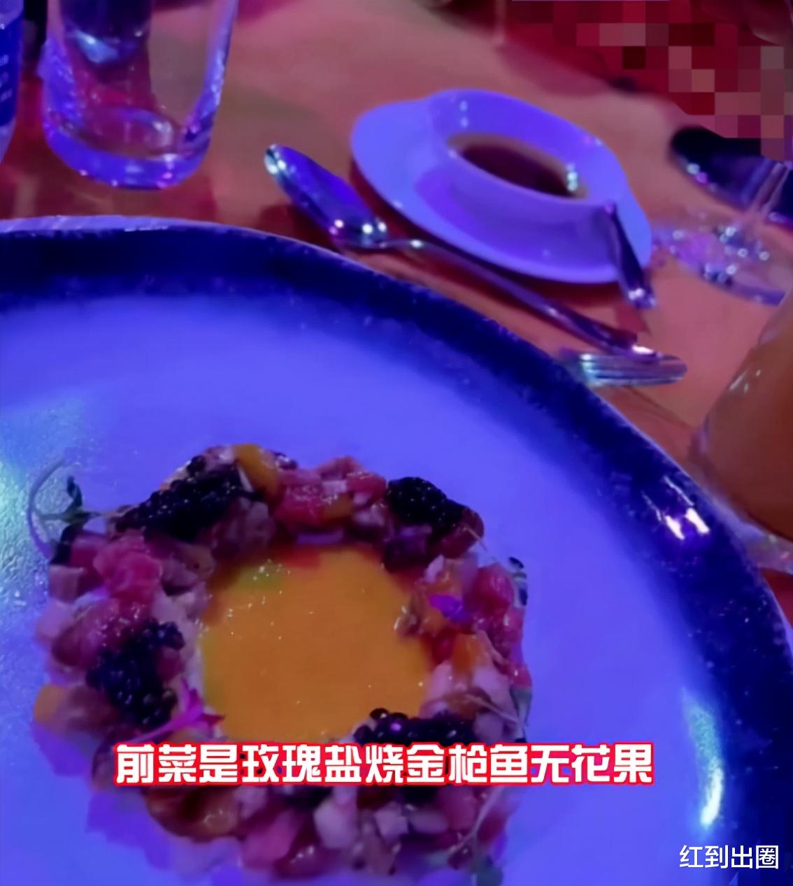 杨幂|芭莎慈善夜内场曝光，杨幂坐主桌连开两瓶酒，前菜无人动筷太尴尬