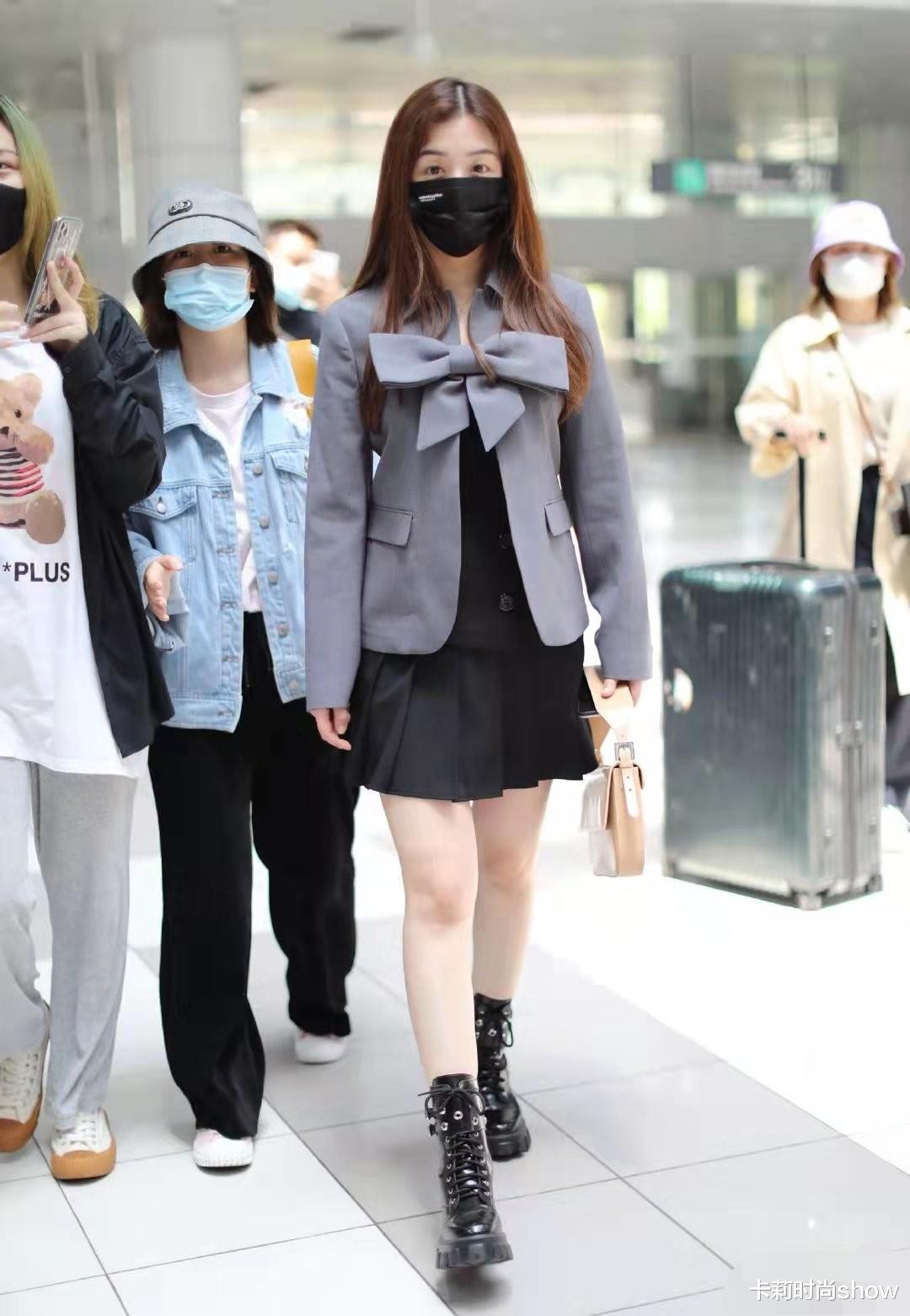 卡莉时尚show 张含韵微胖反而更减龄，一件简单白衬衫配高筒靴，像极返校大学生