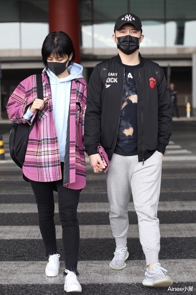 粉色 胡可在沙溢身边似小女孩，穿粉色夹克配卫衣休闲随性，短发真减龄