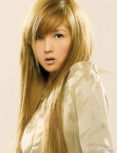 何洁|昔日超女，冬日丝袜短裙商场演出养家，无能老公却一分力都使不上