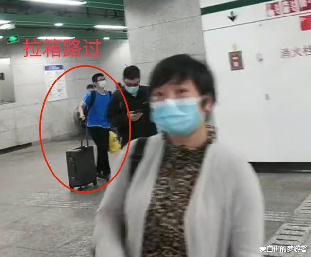 爱自由的梦游者 上海女子行李箱卡地铁下水道,工作人员不慎掰断轮子,遭女子索赔
