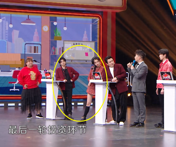 关晓彤|关晓彤穿裙装没办法坐下？华晨宇偷偷塞给她一个东西，女生看了都懂