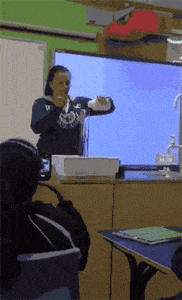 小娱儿花无缺 “以前租客留下来的物件，打扫卫生时床底下发现的，这该咋处理”，哈哈哈！