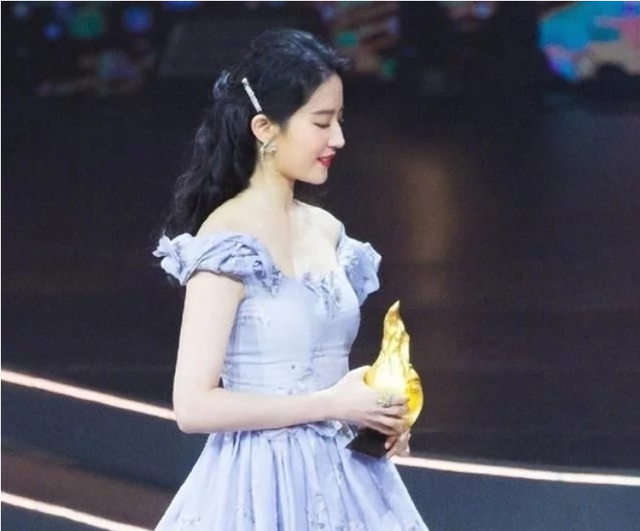 刘亦菲|刘亦菲胖出新高度，礼裙都被撑出褶子，这身材还是神仙姐姐吗？