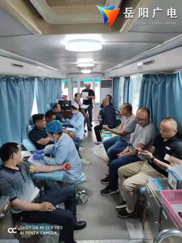 岳阳广电 岳阳的哥的姐们撸起袖子献热血