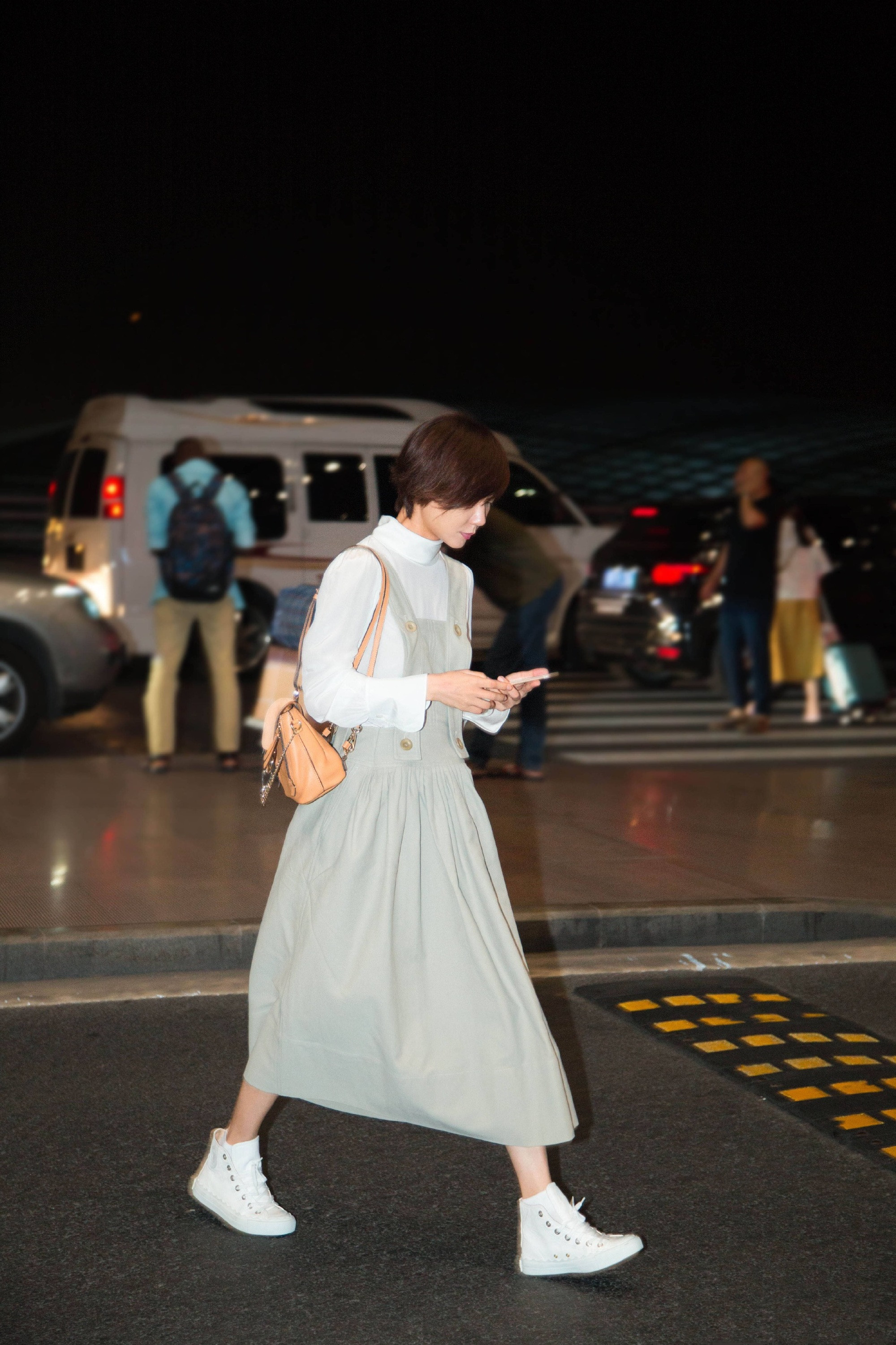 八只爪的猫|王珞丹真不像84年的，短发比男孩还帅，叠穿连衣裙真像邻居家妹妹