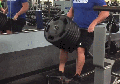 木棉说麻麻 女子在健身房遭男子“误砸”，瞬间倒地不起，网友：健身先健脑?！