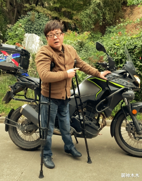 李琛|残疾歌手们的现状：李琛现身农村探望老人，他因太飘逐渐销声匿迹