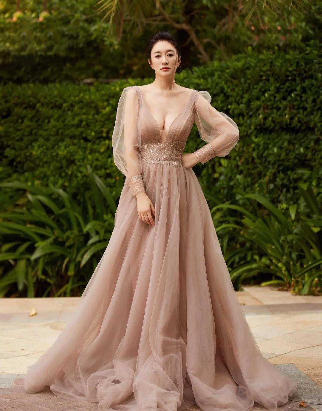 穿衣搭配 李小冉只不过剪了短发，整个人都年轻不少，穿西装有了职场女王范