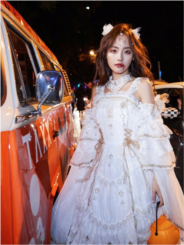 时尚风行派 豪门阔太张嘉倪为了美太拼了！穿吊带装秀香肩，cos落泪天使美到爆