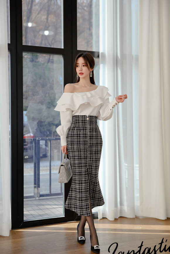 心壹穿搭|女神孙允珠高清时尚搭配：叠层纽花公主深蓝格子鱼尾裙