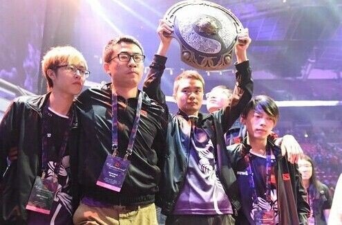 使命召唤手游|32岁高龄老教练替补上阵,上场1分钟就被单杀,结果还拿第二?